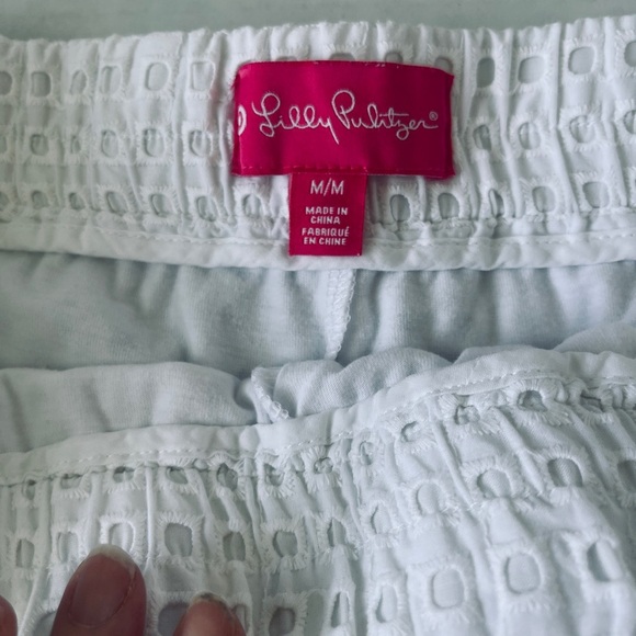 Lilly Pulitzer Size Medium White Lined Eyelet Pull-on Shorts Beach Vacation - Picture 3 of 6